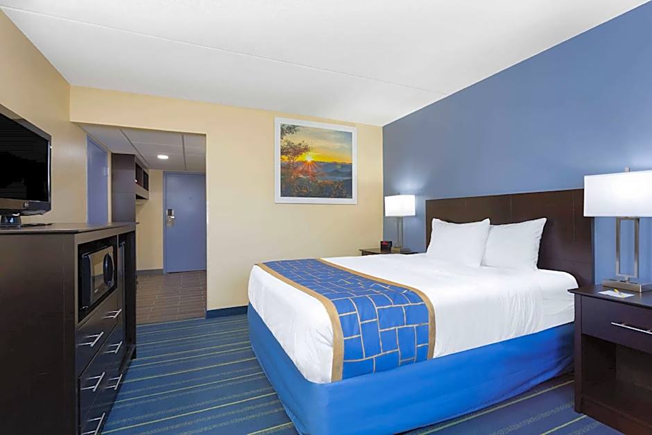 Photo 1 of 1 of 1 Queen Bed, Mobility Accessible, Grab Bars, Bathtub, 1st Floor