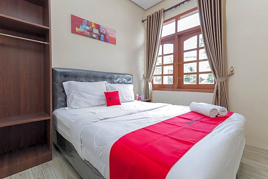 RedDoorz at WR Supratman Batu