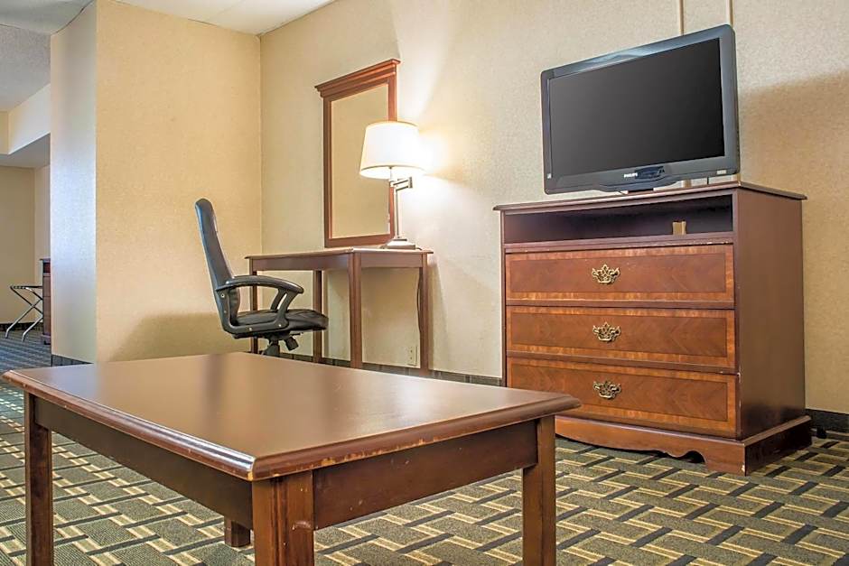 Quality Inn & Suites Palm Island Indoor Waterpark