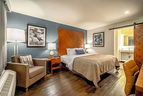 818 Hotel + Pool, Ascend Hotel Collection – Woodland Hills, CA