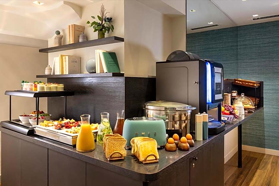 Midnight Hotel Paris