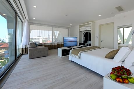 Deluxe Suite with Beach Access