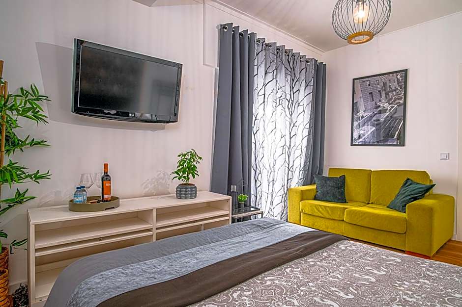 Avenue View Rooms - Guest House