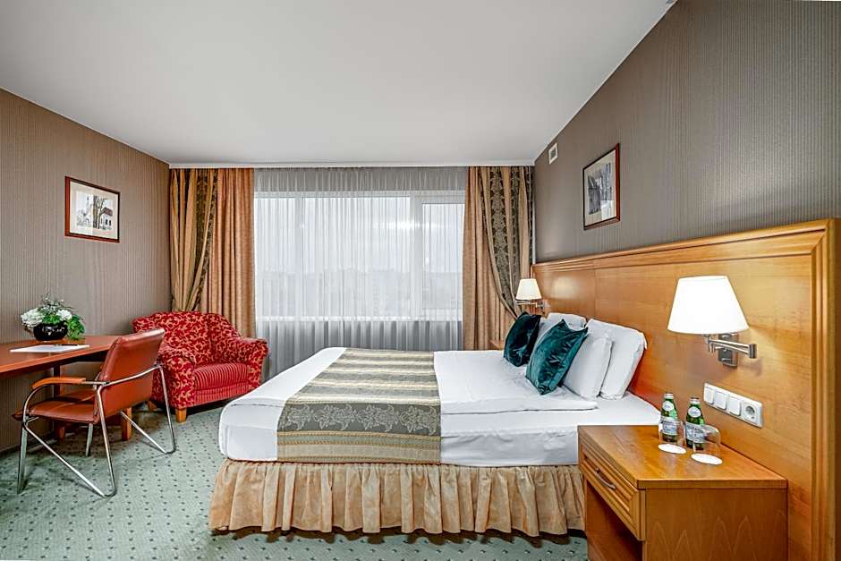 VILNIUS PARK PLAZA HOTEL, Restaurant & Terrace, Panorama Bar, Conference & Banquet Center