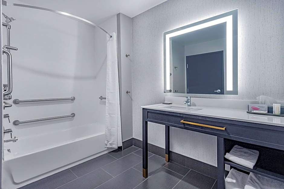 LaQuinta Suites by Wyndham South Bend Notre Dame Area