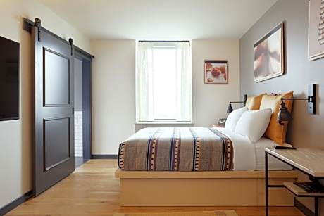 Cozy Queen Room - Hearing Accessible