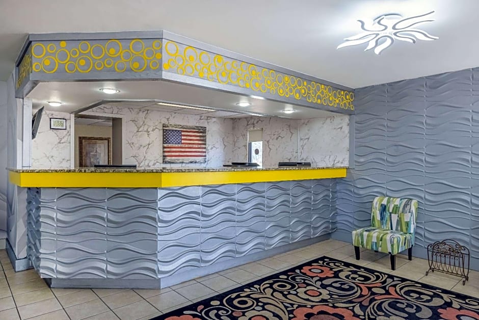Days Inn & Suites by Wyndham Fayetteville NW Ft Bragg