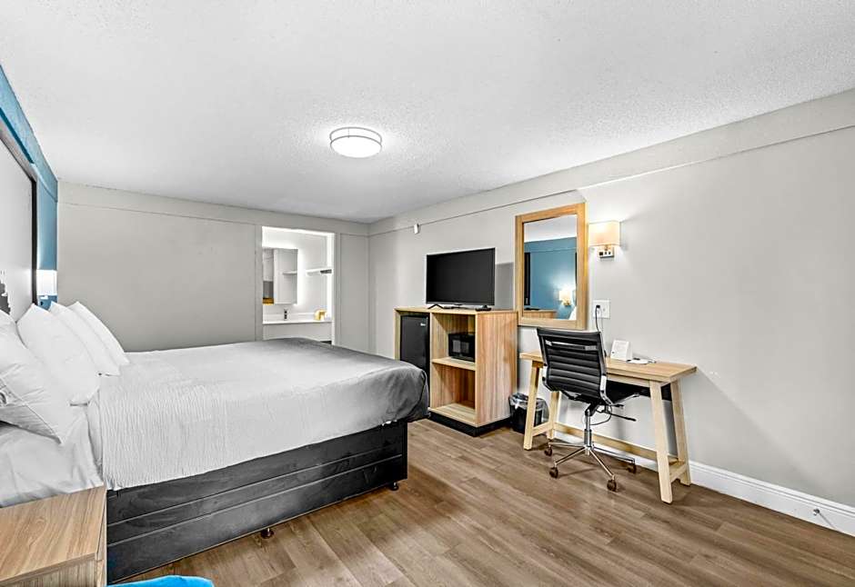 Super 8 by Wyndham Lantana West Palm Beach