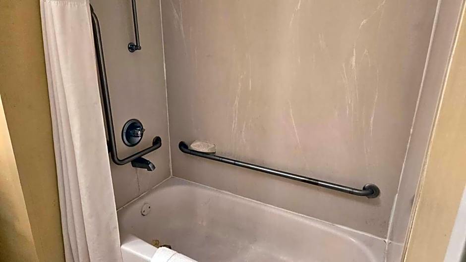 Copley Inn & Suites By OYO Akron OH