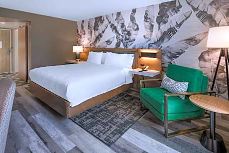 1 King Bed With Balcony