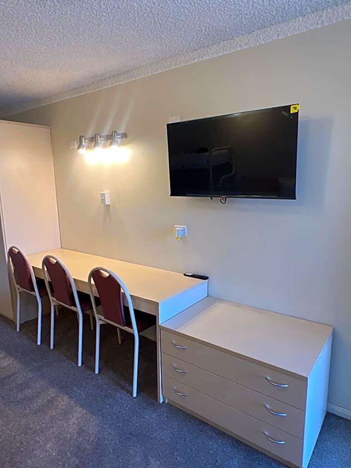 OVERLANDER MOTOR LODGE