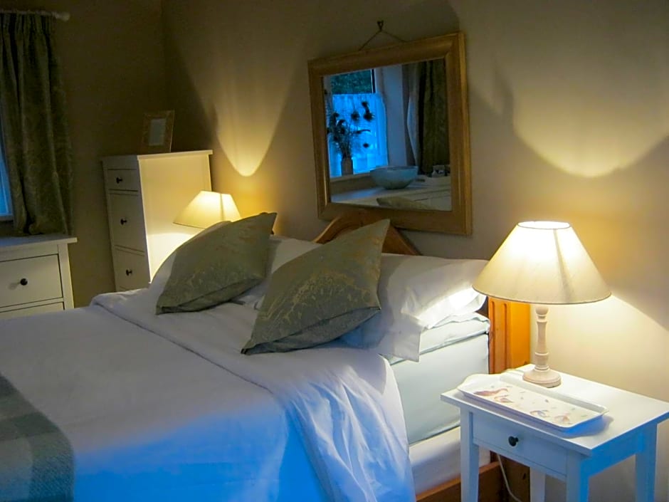 THE MOATS - CODDINGTON A small private thatched cottage B&B located in quiet countryside between Ledbury and Malvern - convenient for the Malvern Three Counties Showground and 5 miles from excellent shops restaurants and Ledbury Poetry Festival