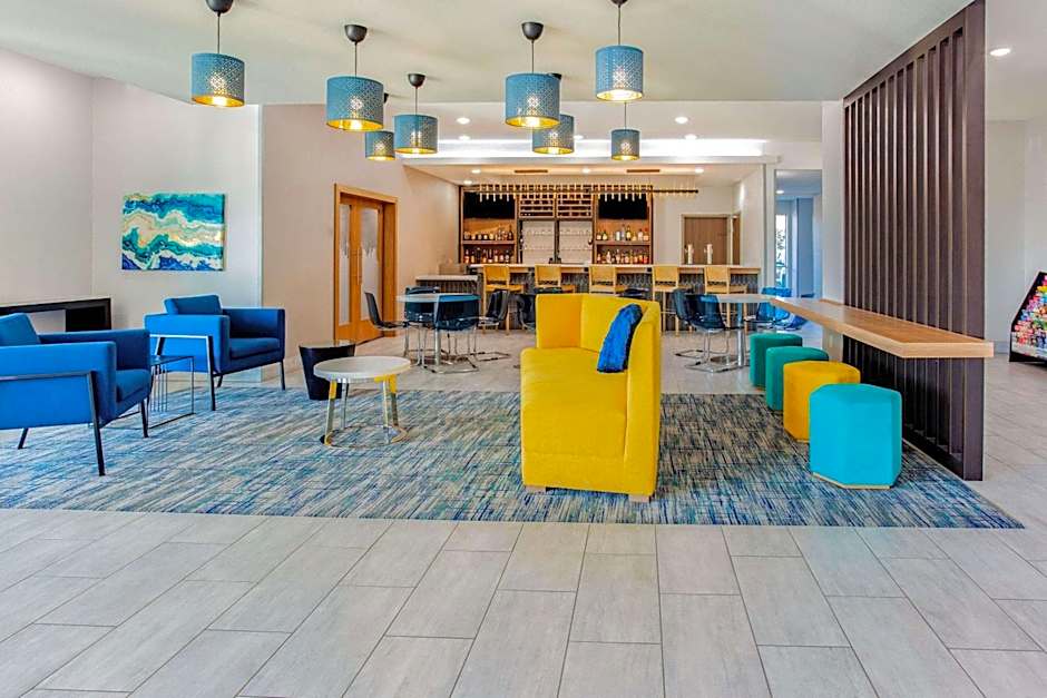 La Quinta Inn & Suites by Wyndham San Antonio Alamo City