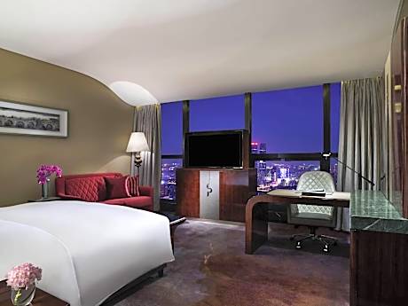Superior King Room with Club Access