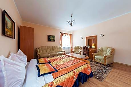 Two-Bedroom Apartment with Spa Bath