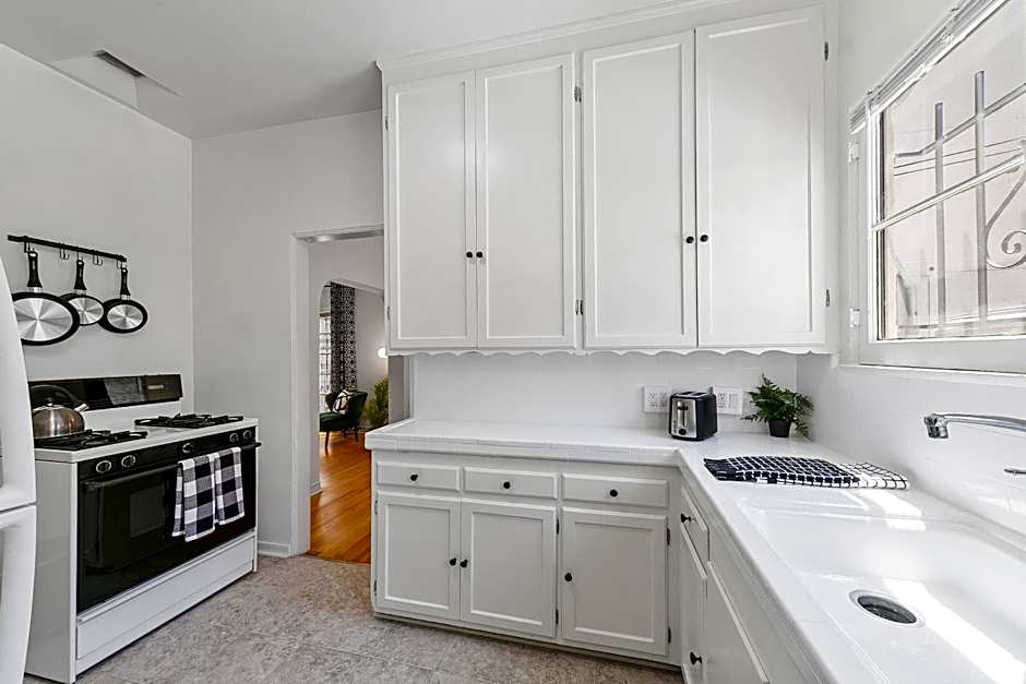 Beverly Hills Stylish & Central 1 BR Apt + Parking