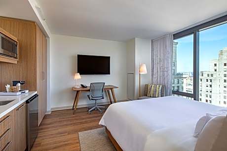 Guest room, 1 King, City view