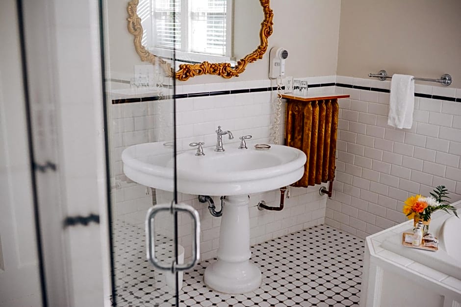 Dashwood Manor Seaside Bed & Breakfast