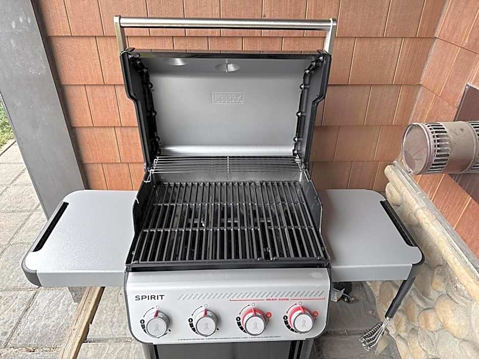 Mountain Haven Retreat, Pool & Hot Tub, UG Parking, Fitness Centre, WiFi!