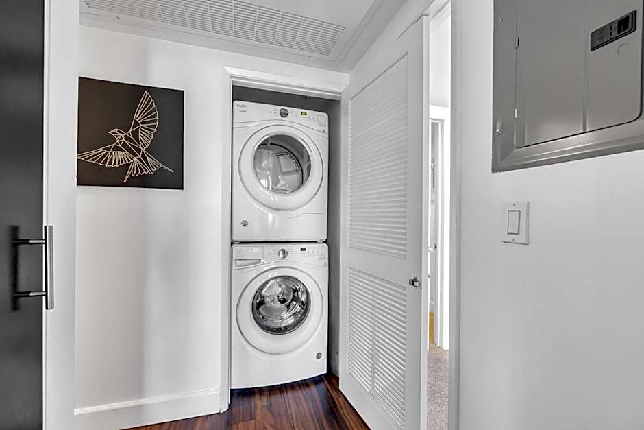 Modern Luxury 2 Bed with Panoramic City Views in Downtown LA