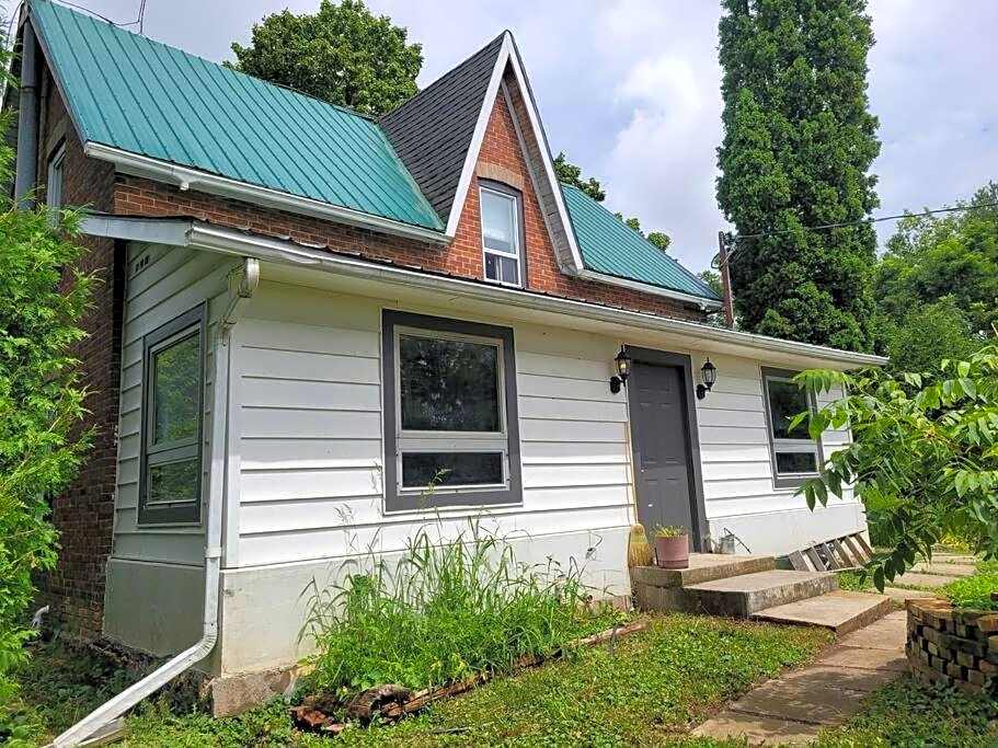 Cozy Farmhouse 10 Minutes From The Beach!