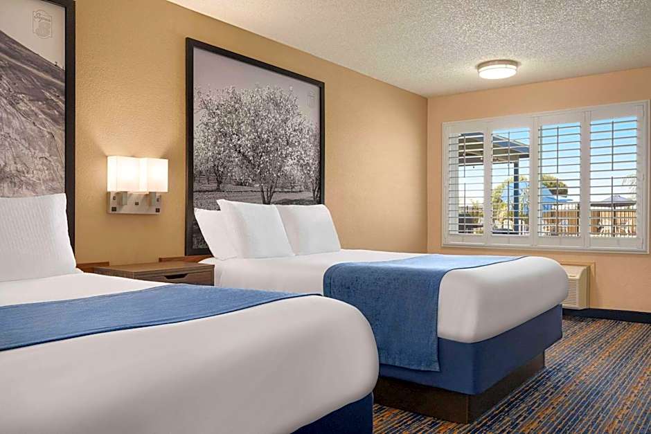 Super 8 by Wyndham Lindsay Olive Tree