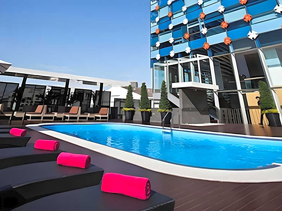 VELA Dhi GLOW Pratunam