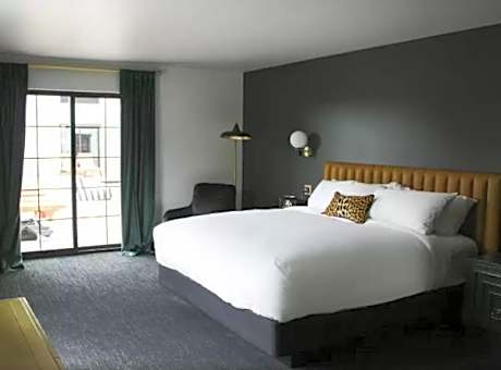 Standard King Room - Non-Smoking