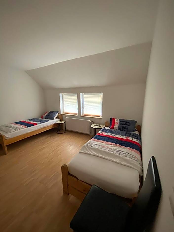 Foto 1 dari 12 — Triple Room with Shared Bathroom