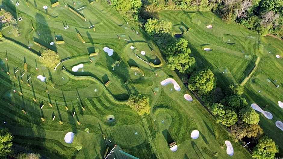 A short walk to Par Beach & coastal paths, On-site facilities. Pets welcome