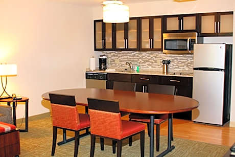 One-Bedroom Queen Suite -Non-Smoking