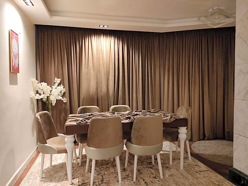 luxurious Downtown House near airport and Malls