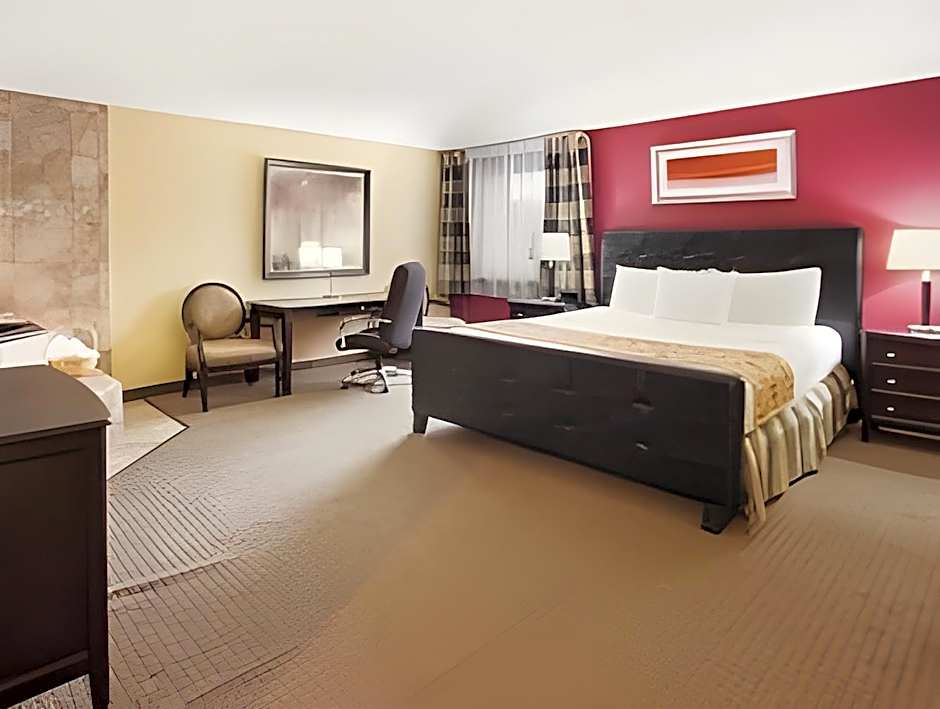 Ramada by Wyndham Bettendorf