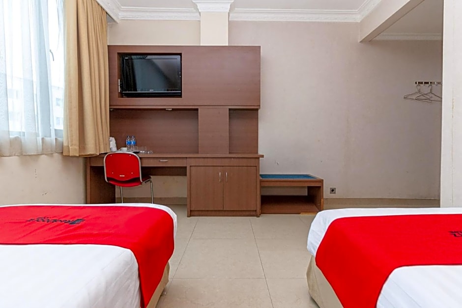 RedDoorz Premium at Hotel Ratu Residence