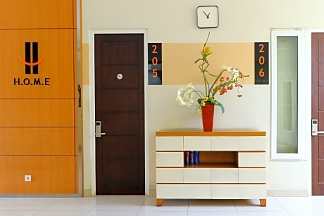 HOME Guesthouse by ZUZU