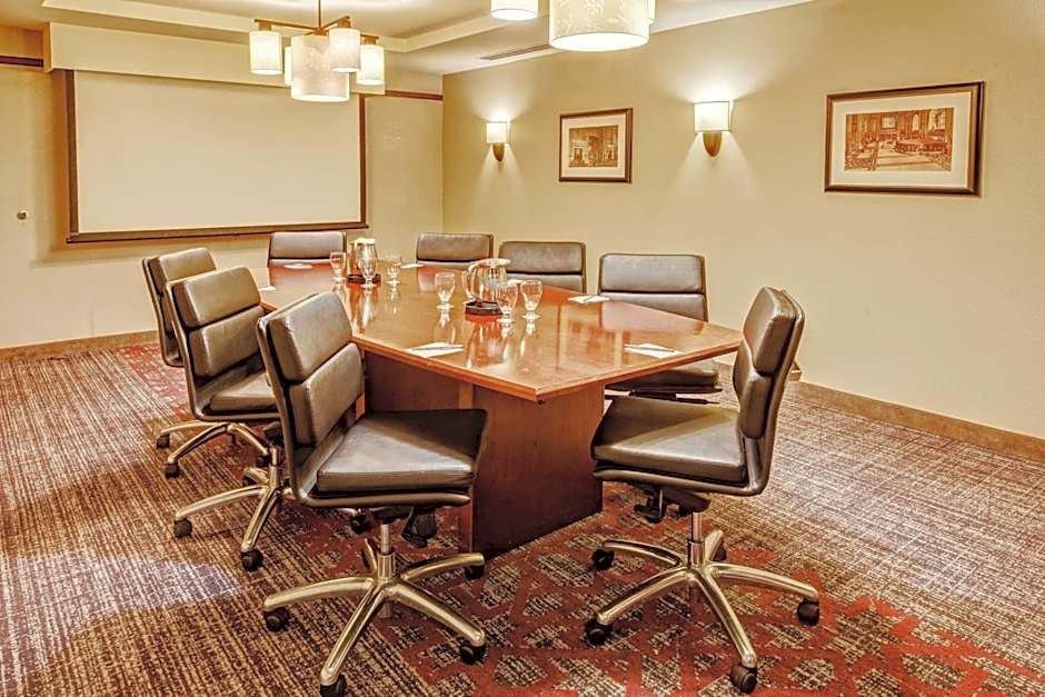 Courtyard by Marriott Kansas City Country Club Plaza