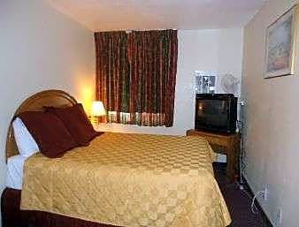 1 King Bed, Mobility Accessible Room, Roll-In Shower, Non-Smoking