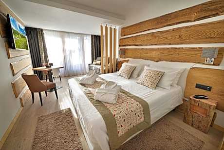 Family Room (2 Adults + 2 Children)