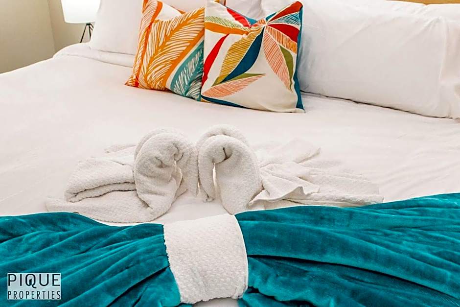 Tropical Oasis - King Beds - Free Netflix & Parking - Fast Wi-Fi