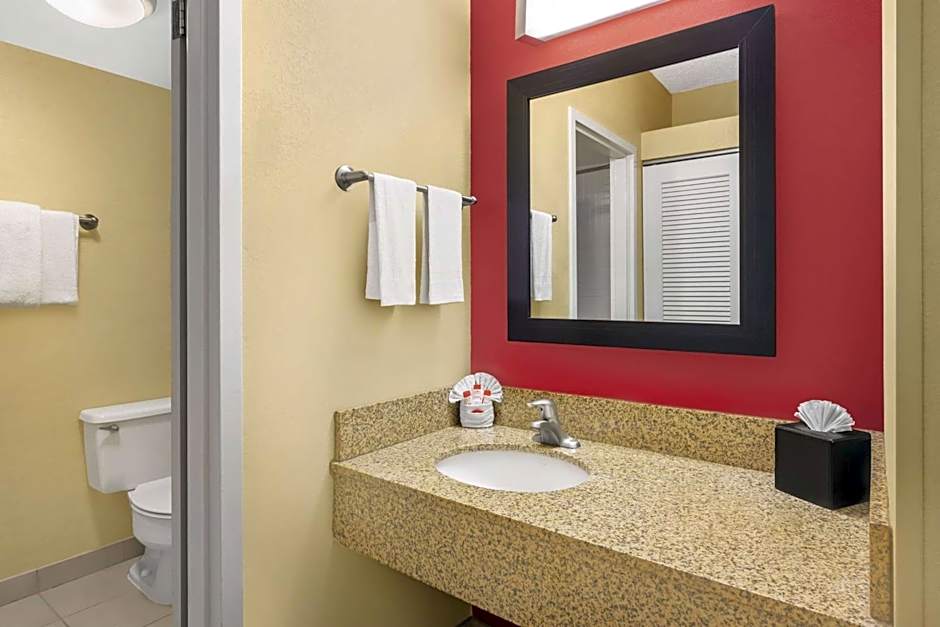 Super 8 by Wyndham Dallas Love Field Airport