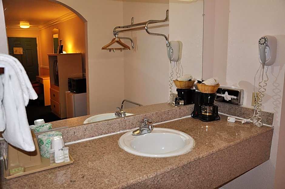 Super 8 by Wyndham Hayward Downtown