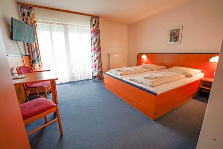 Hotel Sonnenhof - Tante ALMA`s Sommerfrische