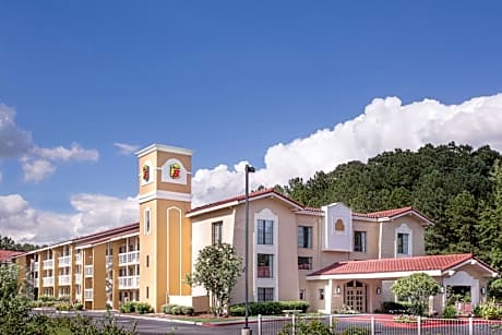 Super 8 by Wyndham Austell/Six Flags