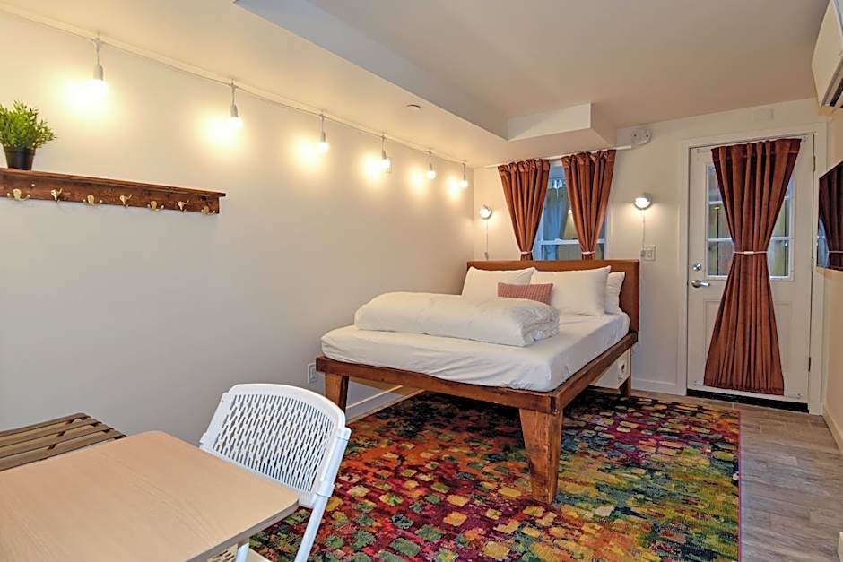 Photo 1 of 7 of 1 Queen Bed, Low Floor