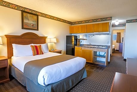 Queen Room with Two Queen Beds and Kitchenette