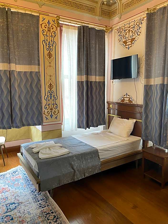 Valeria Antique 1892