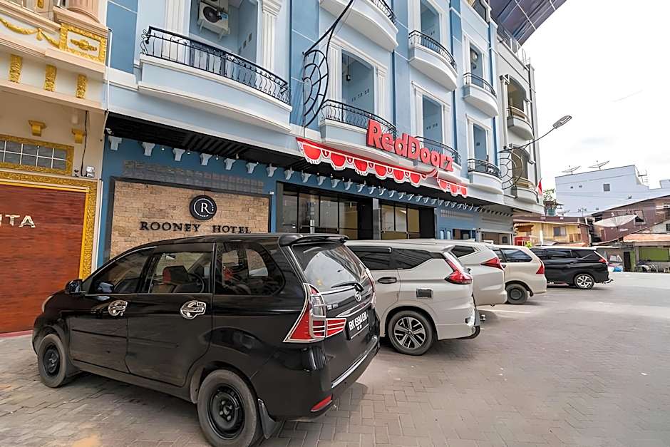 RedDoorz Plus near Ramayana Pematangsiantar