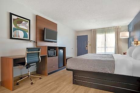 1 King Bed Nonsmoking Accessible