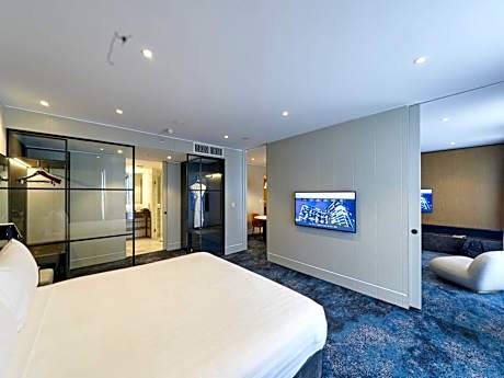 Deluxe Executive King Suite with Lounge Access