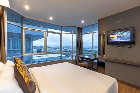 Deluxe Double Room with Airport View